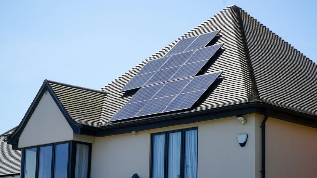 Bis zu 600 Euro für die Steuerzentrale: Die neue Förderung für Energiemanagement im Haushalt Einfamilienhaus mit Photovoltaikmodulen auf dem Dach