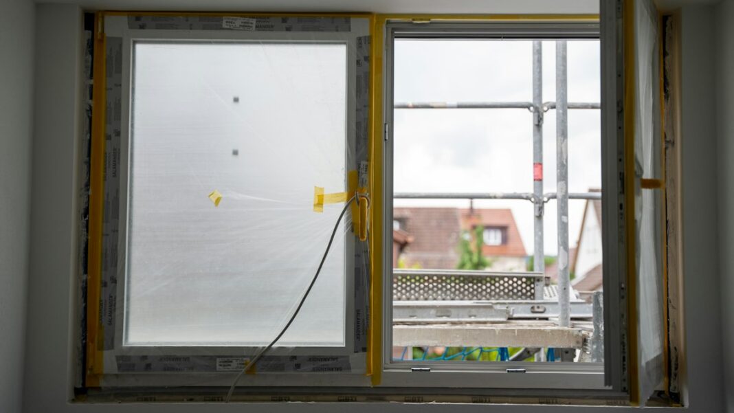 Fenster während des Einbaus mit Schutzfolie