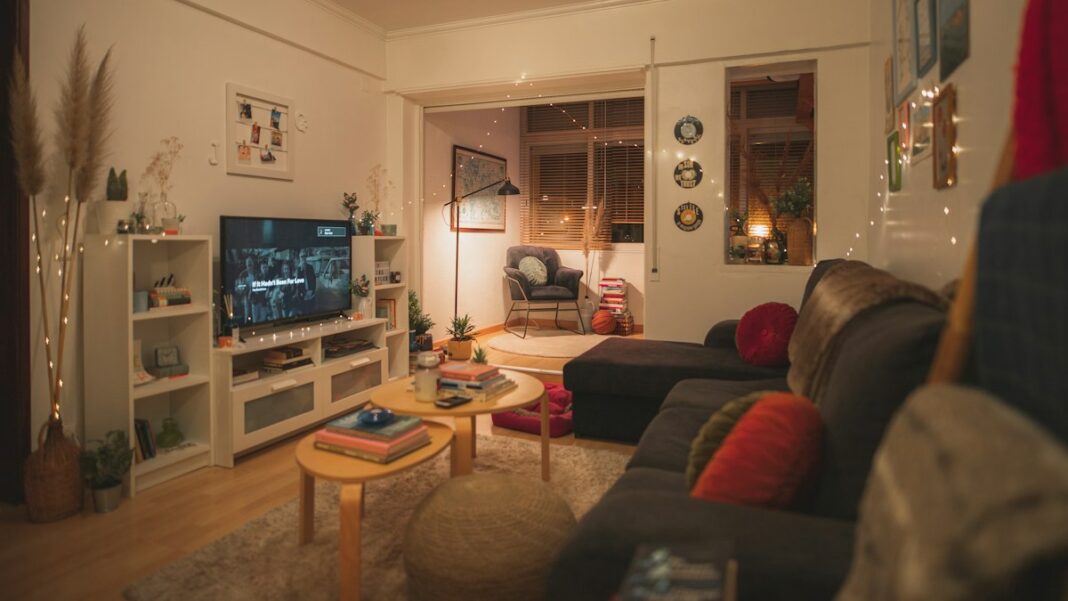 Heizkosten senken ohne Umbau – was Mieter wirklich tun können Wohnzimmer am Abend mit Sofa und Fernseher