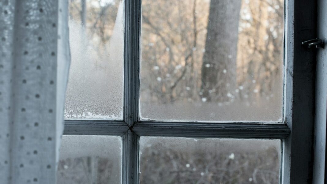 Beschlagene Fensterscheibe im Winter