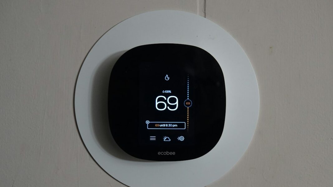 Digitales Raumthermostat an der Wand