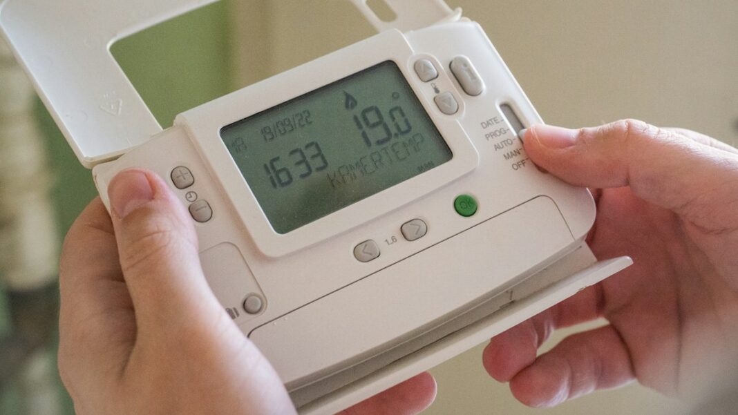 Smart Meter: Was Ihr Zähler kann, wenn Sie ihn lassen Hände halten ein Display mit Stromverbrauchsanzeige