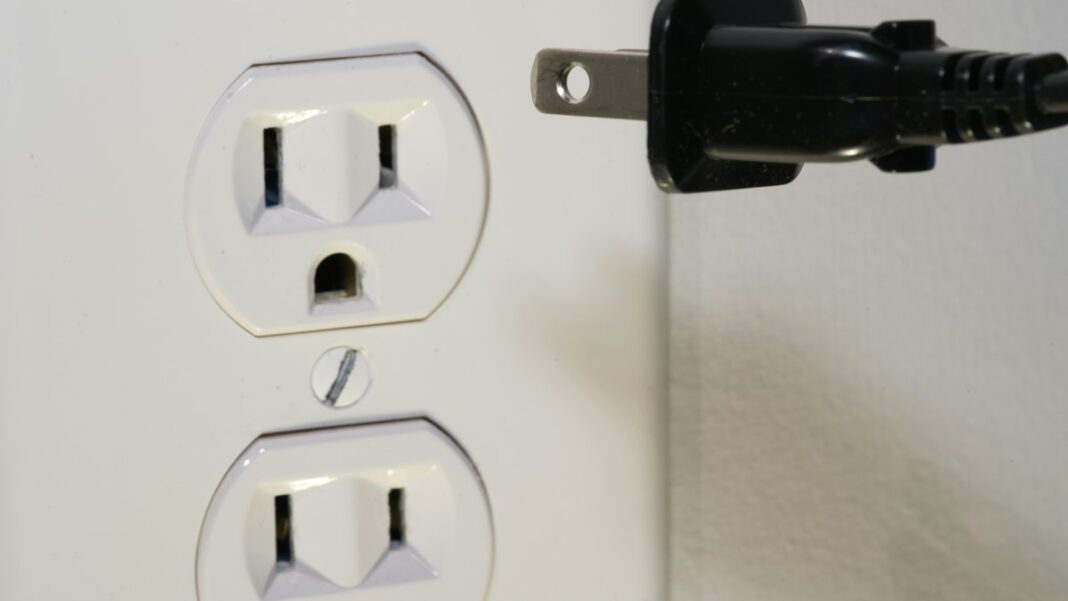 Stromfresser im Haushalt finden Stecker neben einer Steckdose
