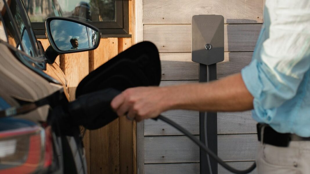Leistungspreis ab 2027: Wer beim Stromnetz künftig mehr zahlt – und wer weniger Hand steckt Ladekabel einer Wallbox in ein Elektroauto