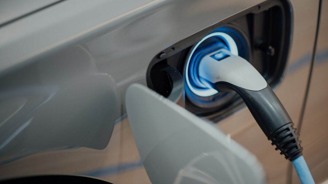 Ladestecker in einem Elektroauto