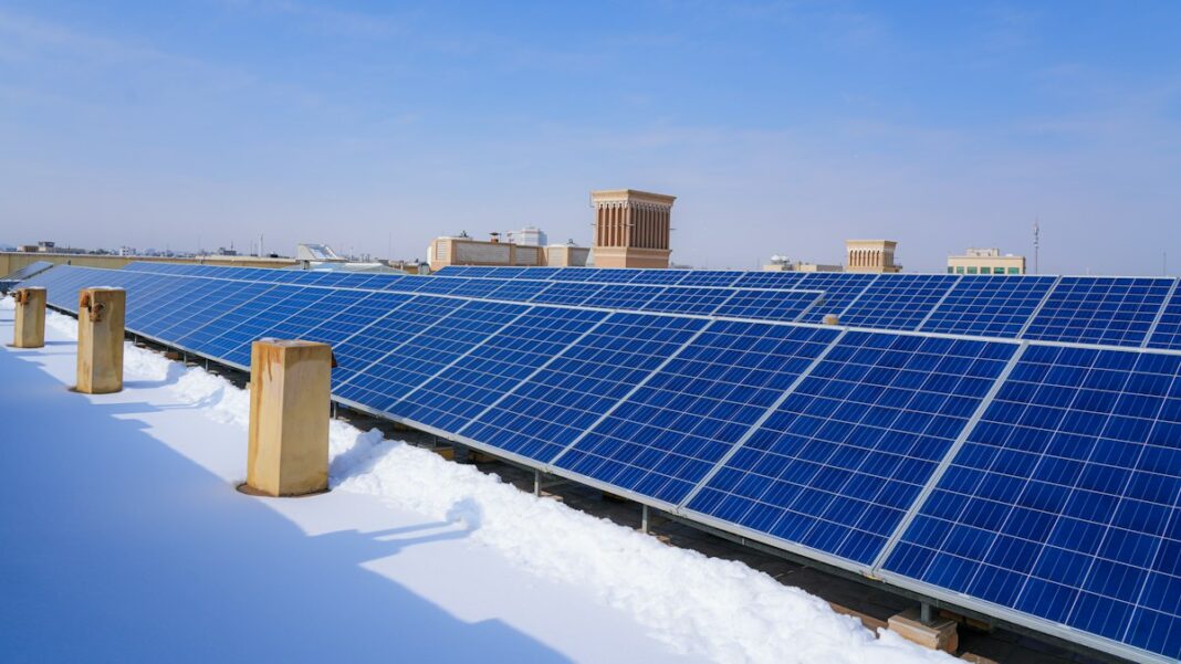 Warum die PV-Anlage im Winter so wenig liefert Verschneite Solarmodule auf einem Flachdach