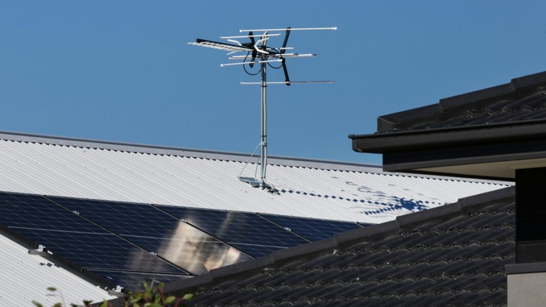 Wie groß sollte meine PV-Anlage sein? Drei Haushalte durchgerechnet Solarmodule auf einem Hausdach