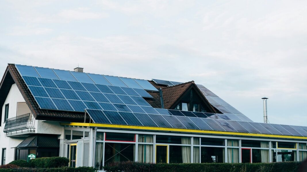 PV-Förderung ab 2027: Gefördert wird der Speicher, nicht mehr das Modul Einfamilienhaus mit großflächiger Photovoltaikanlage auf dem Satteldach