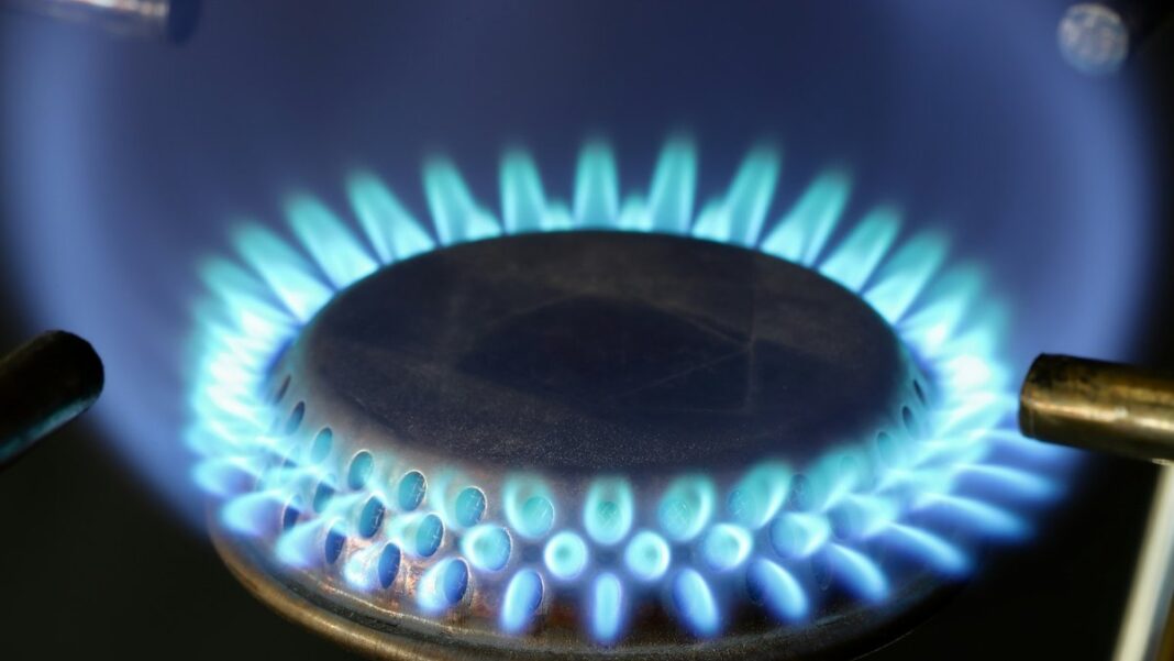 Gas wird von zwei Seiten teurer: Was höhere Netzentgelte 2027 und der Großhandelspreis für Gaskunden heißen Blaue Gasflamme eines Brenners in Nahaufnahme