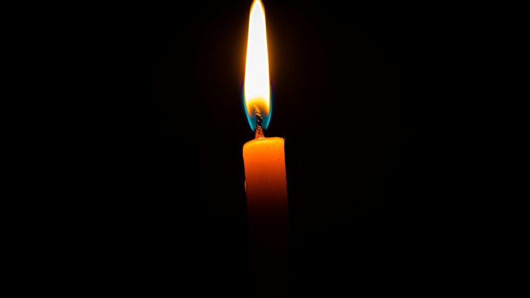 Stromausfall mit PV, Speicher und Wärmepumpe: Was weiterläuft und was nicht Brennende Kerze in einem dunklen Raum