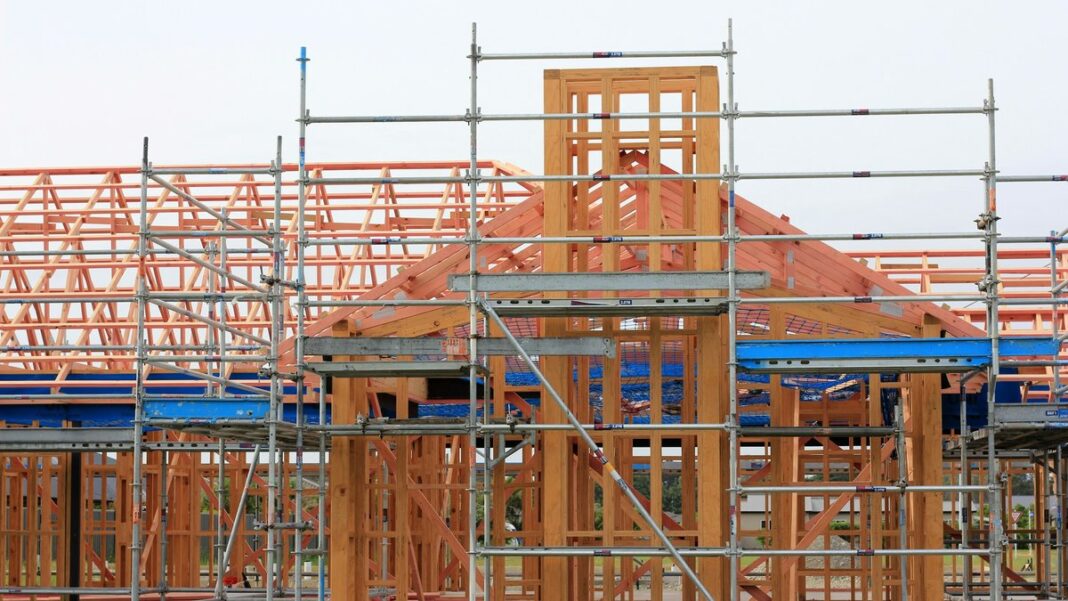 Stromanschluss für den Neubau: Ablauf, Kosten und was sich 2027 ändert Rohbau eines Einfamilienhauses in Holzständerbauweise mit Baugerüst und Dachstuhl